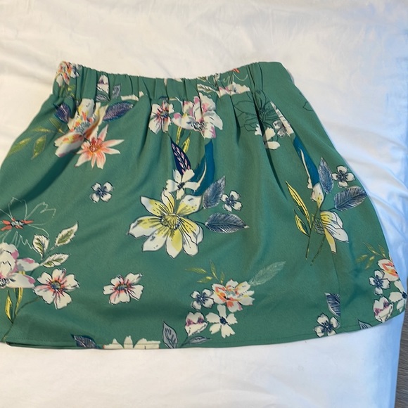 Green floral skirt, dress size extra small with tags - Picture 6 of 6